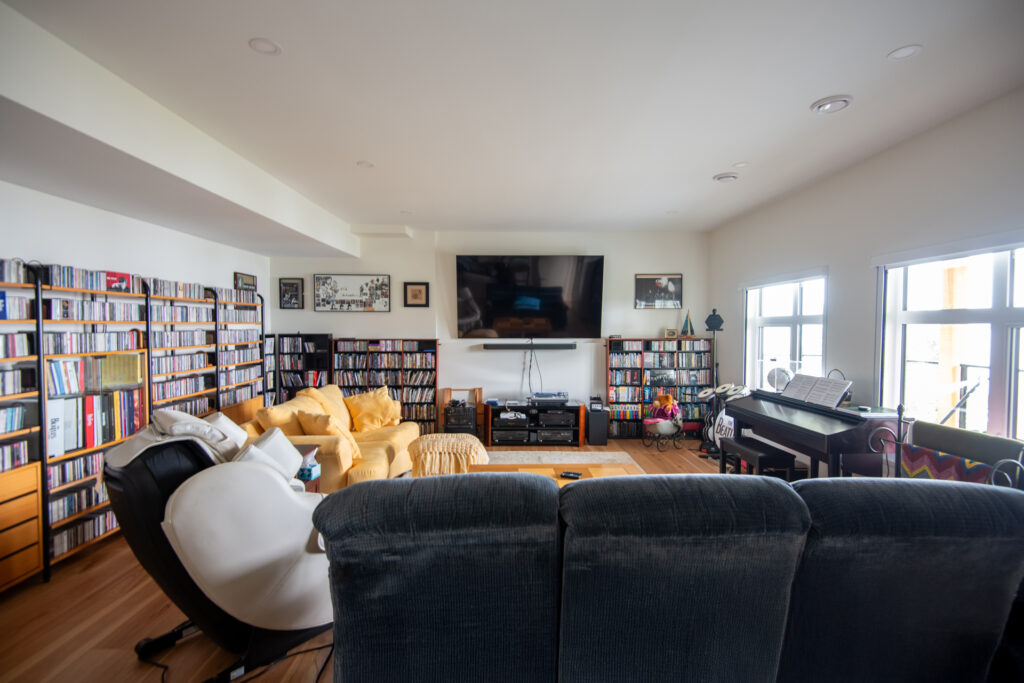 contemporary-single-family-mdb-lr_20